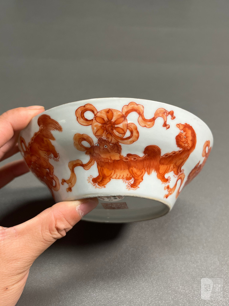 清嘉庆 外矾红彩太狮少师戏球纹内粉彩“福寿三多”图束腰碗（一
对、带老盒） - 图10